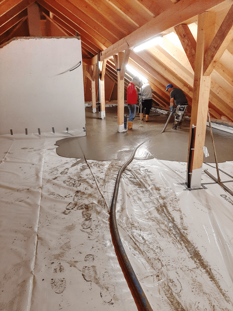 Schaumbeton Einbau auf Dachboden zwischen Holzbalken